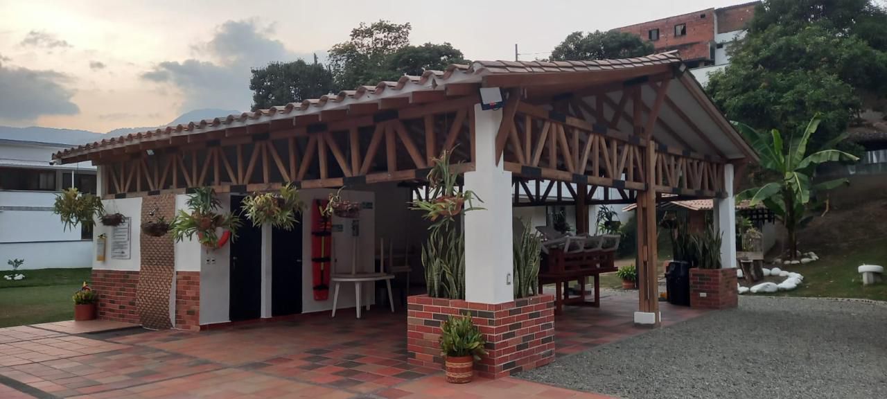 SE ALQUILA - FINCA GIRARDOTA