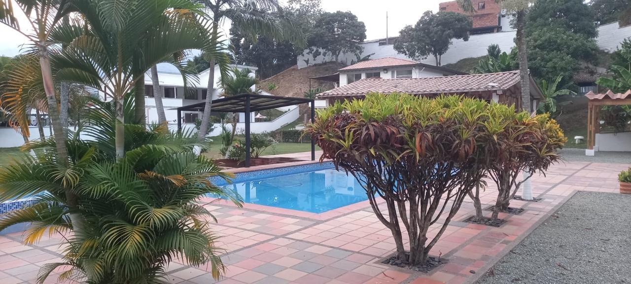 SE ALQUILA - FINCA GIRARDOTA